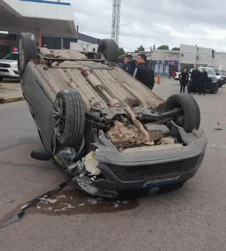 Conducía alcoholizado, chocó y volcó