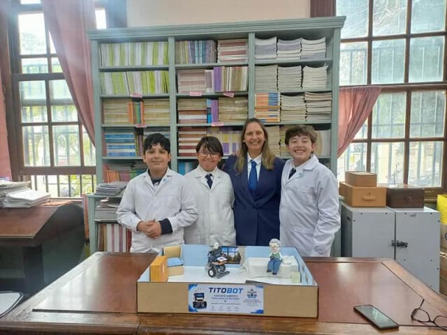 Crearon un robot para ayudar a los abuelos y llegaron a la final nacional