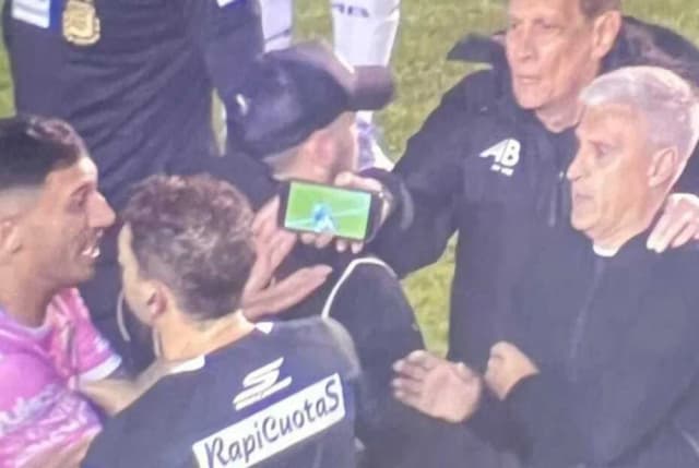 Cobró un penal inexistente, se lo mostraron en el teléfono y se rectificó