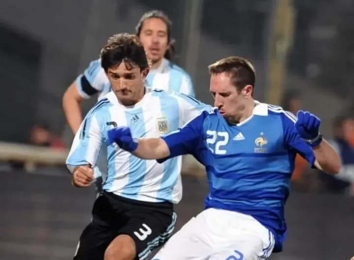 Cuatro encuentros inesperados que unieron a futbolistas argentinos con estrellas mundiales