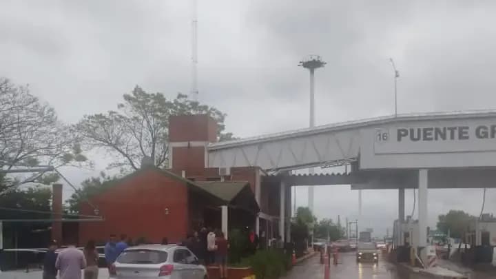 Largas filas en el Peaje para acceder al telepeaje con obleas