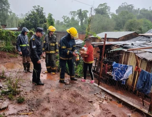 Misiones: hay pasos fronterizos cerrados y familias evacuadas