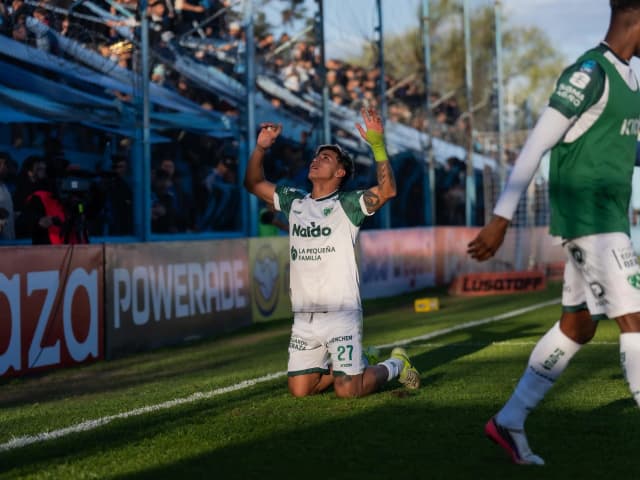 De casi perder una pierna a ser la gran amenaza de River: la historia de Junior Marabel, goleador de Sarmiento