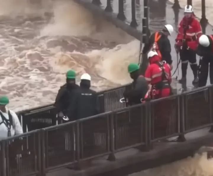Retiran las barandas de las pasarelas de la Garganta del Diablo por la crecida del río Iguazú