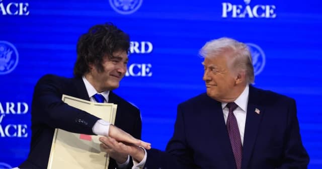 Cuando el blindaje para frenar una corrida al dólar es tan grande, hasta el santo desconfía