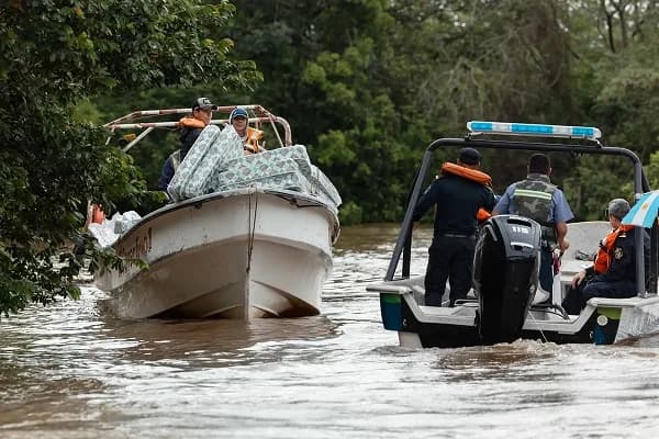 El gobernador Valdés recorrió las zonas de Ituzaingó e Isla Apipé afectadas por la crecida del río y el mayor desagüe de Yacyretá