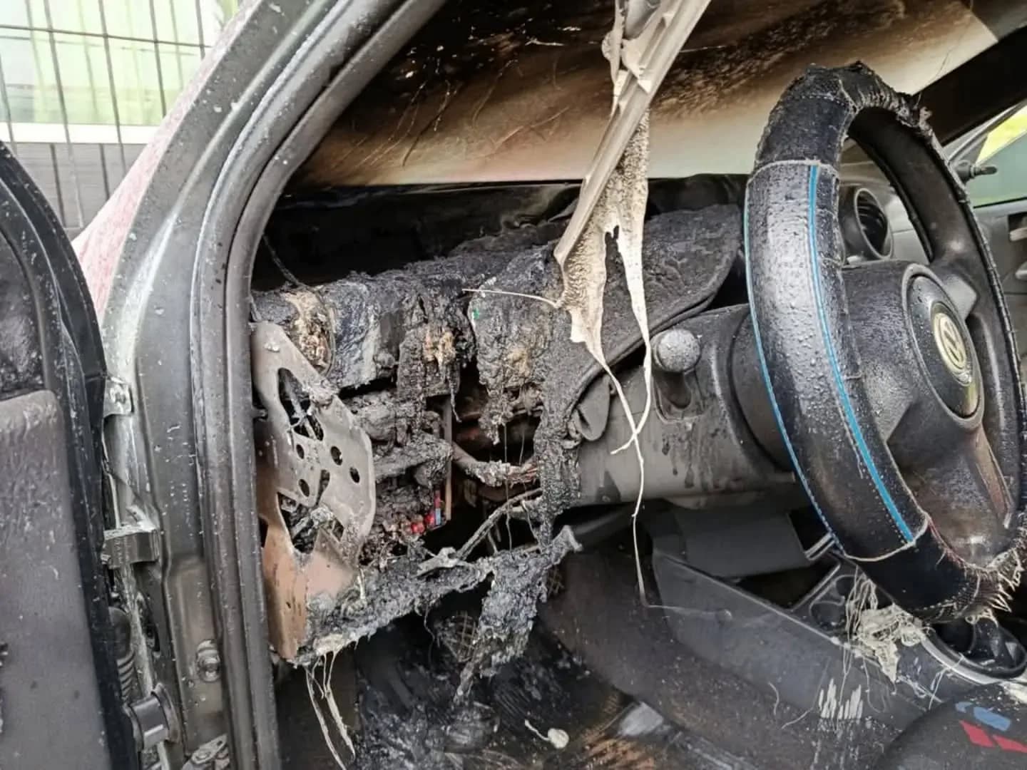 Incendio destruyó un vehículo estacionado en el acceso a Itatí