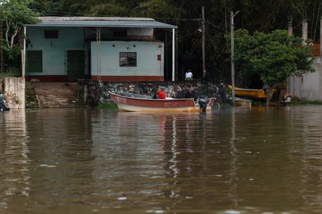 El gobernador recorre las zonas afectadas por las inundaciones y coordina asistencia