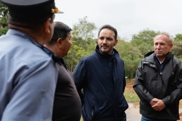 El Gobernador recorrió zonas inundadas y coordina asistencia a familias
