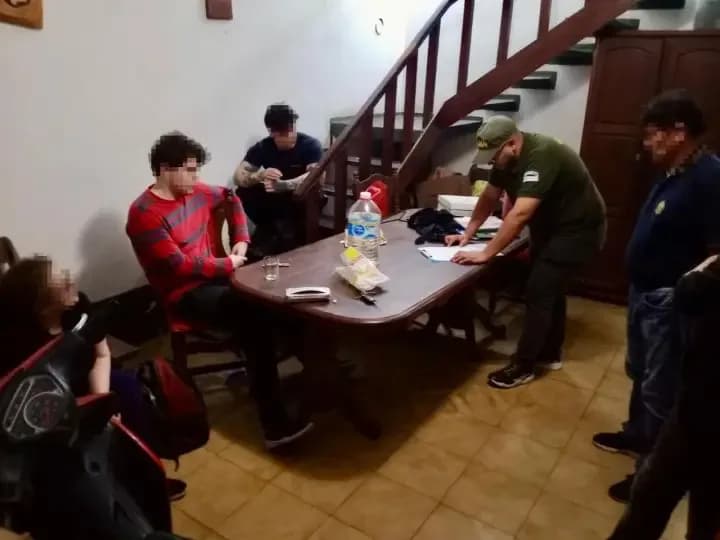 Detienen a dos jóvenes en Chaco que planificaban un tiroteo masivo con ChatGPT