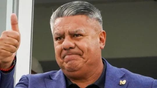 Mientras es investigado por presunta corrupción, Claudio Tapia viajó a Europa en avión privado: qué hará allí y cuándo vuelve a la Argentina