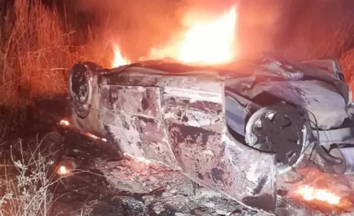 Auto fue chocado de atrás, 
volcó y se prendió fuego