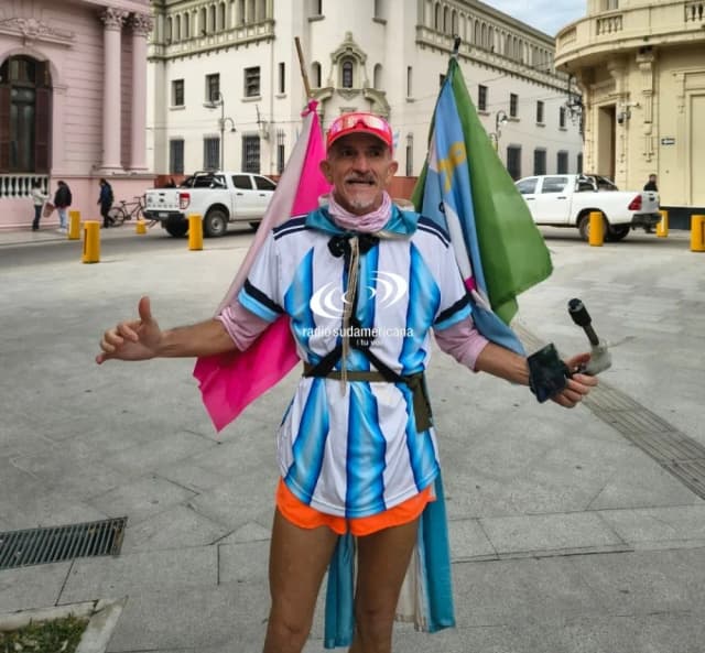Distinguen al atleta que recorre el país contra el cáncer de mama
