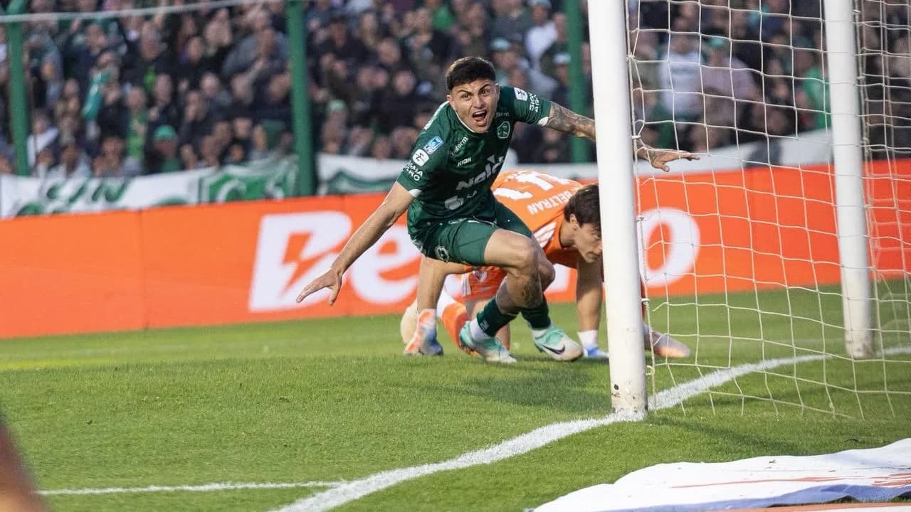 Sarmiento aprovechó un error defensivo y se puso en ventaja ante River