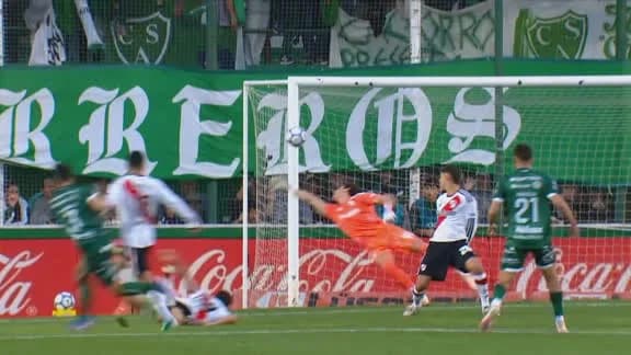 ¡El palo salvó a River en Junín!