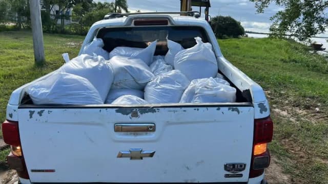 Pueblo correntino tapa los sumideros para evitar que el agua del río ingrese a las calles