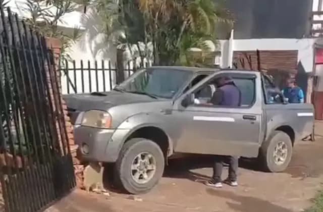 Dos camionetas chocaron y una terminó incrustada en una casa