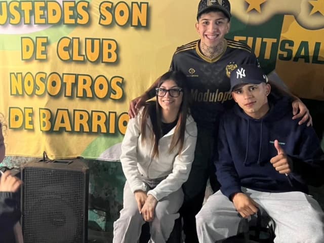 El gran gesto de Leo Flores: participó de una olla popular en Monte Chingolo