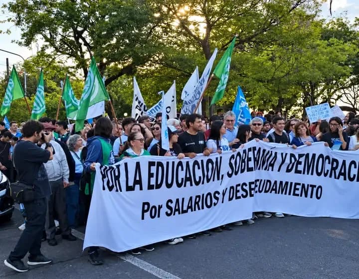 Corrientes y Resistencia marcharon por el financiamiento universitario