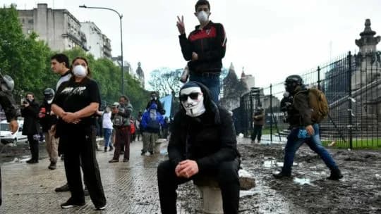 Jorge Macri prometió cazar a los "zurdos infiltrados" y el Gobierno denunció un ataque terrorista al Congreso