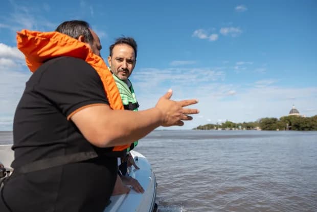 El gobernador Juan Pablo Valdés continúa recorriendo las zonas afectadas por la crecida del Paraná