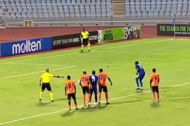 Un jugador jamaiquino hizo una interminable caminata para patear un penal, falló y complicó a su equipo