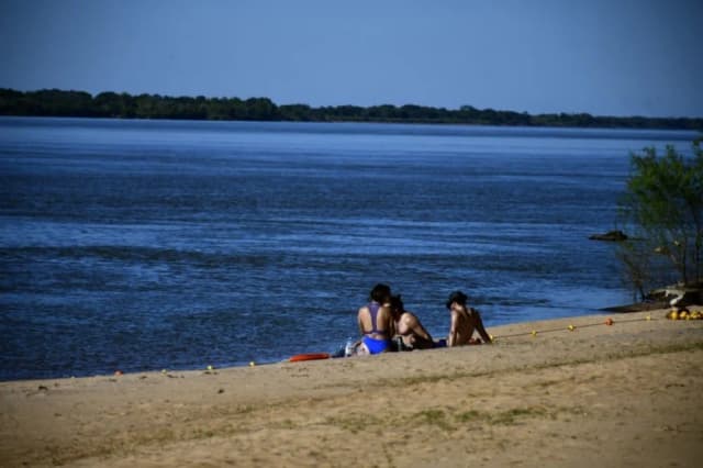 Por la creciente del río, prohíben el acceso a playa Molina Punta