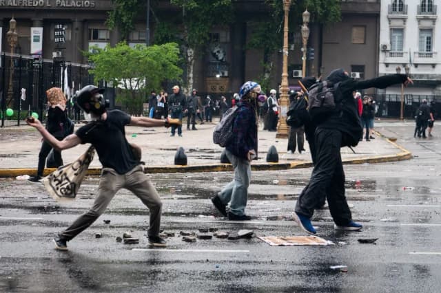 El Gobierno denunció a los manifestantes detenidos por los disturbios en el Congreso