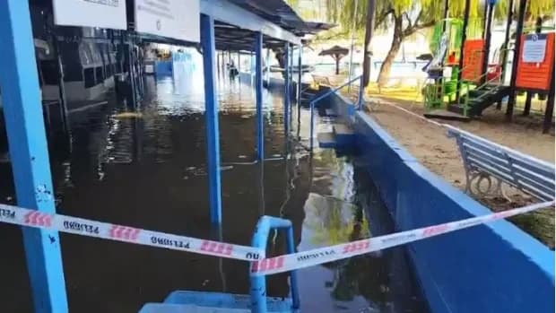 Así amaneció hoy el sector de playas del club de Regatas Corrientes