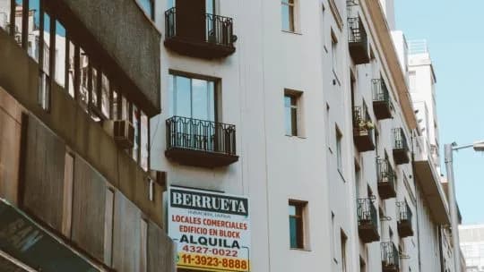 Banco Ciudad rematará propiedades en CABA: un terreno y departamentos de hasta US$97.000
