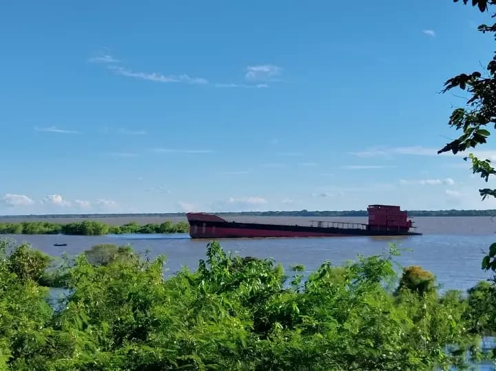 Un buque gigante abandonado quedó a la deriva en Corrientes
