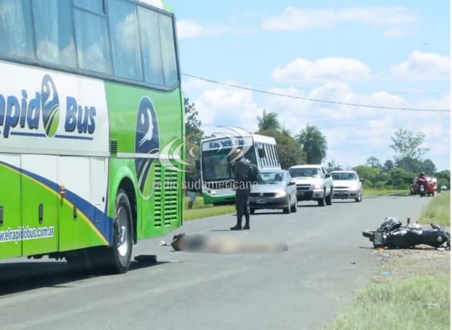 Una motociclista murió tras ser atropellada por un colectivo en la Ruta 5