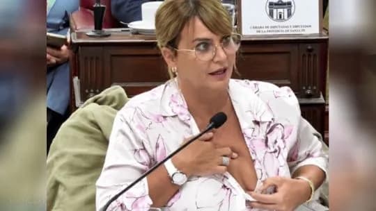 Amalia Granata mostró un seno para explicar por qué faltó a una sesión legislativa: "No estaba de joda"