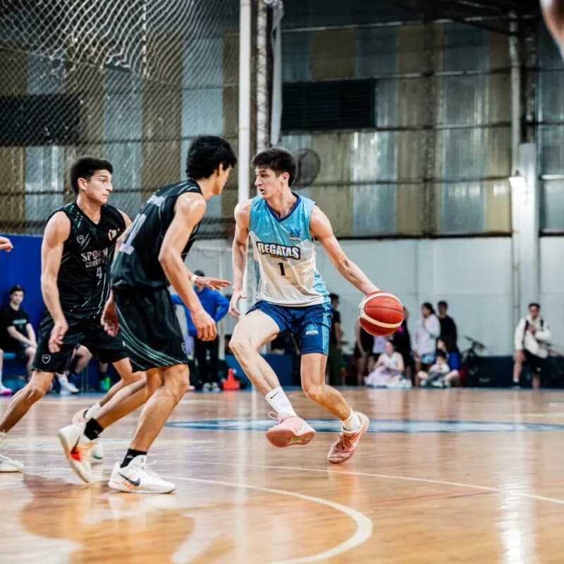 El Oficial del básquet capitalino se quedó sin invictos