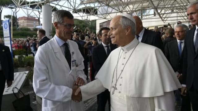 El cirujano que operó al papa León XIV aseguró que "no hay motivos clínicos" que le impidan viajar a la Argentina