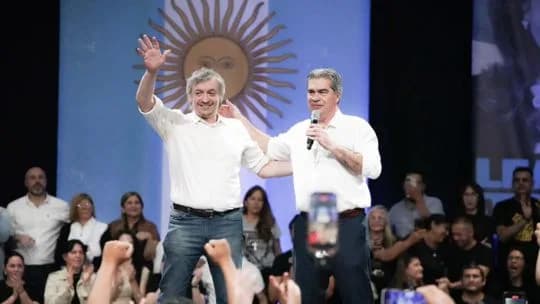 Máximo Kirchner, con Capitanich en Chaco: "Hay que organizar una propuesta política alternativa" a Milei