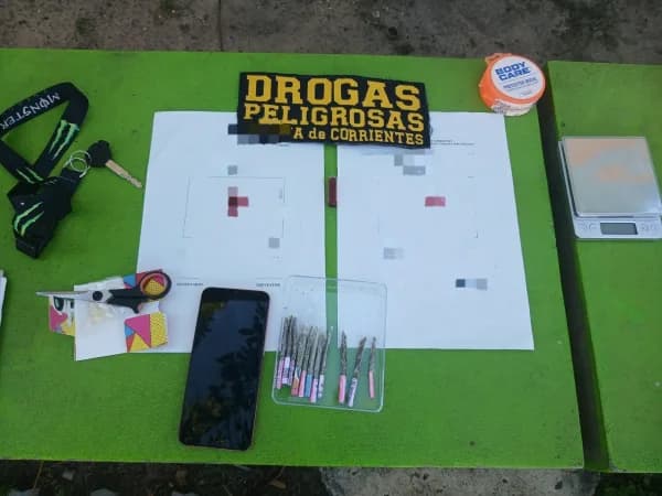 Detuvieron a un hombre y secuestraron cigarrillos de marihuana y una moto