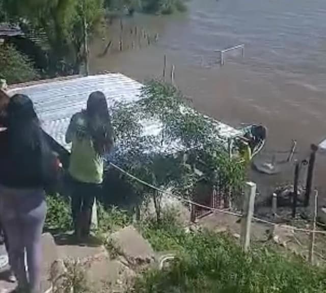 Crecida del Paraná: piden colaboración para asistir familias en un barrio capitalino