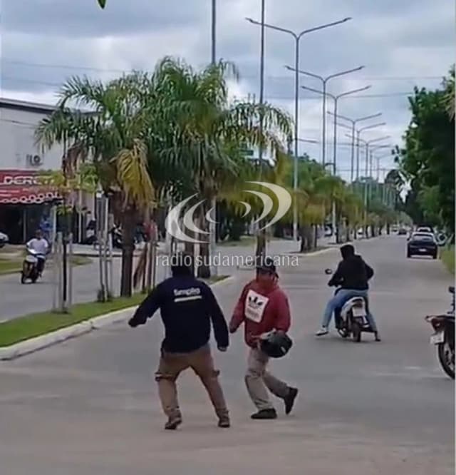 Dos hombres se enfrentaron en la calle y uno sacó un arma blanca