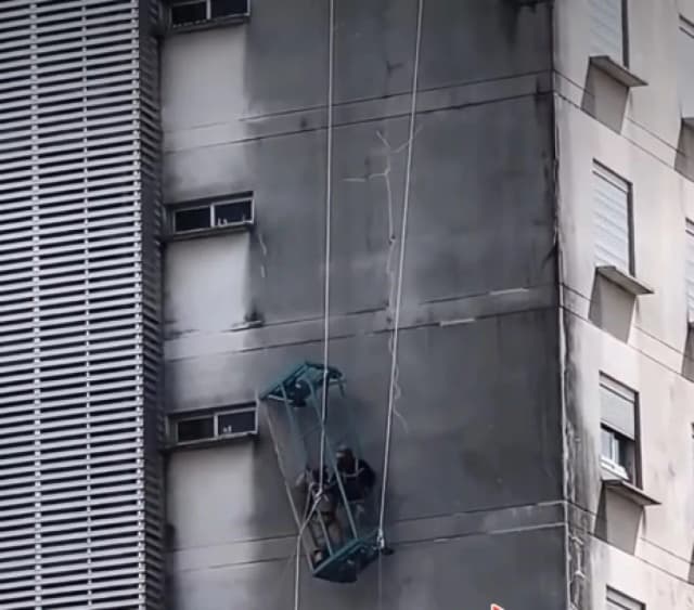 Rescataron a dos obreros que quedaron suspendidos en altura por una falla en un andamio