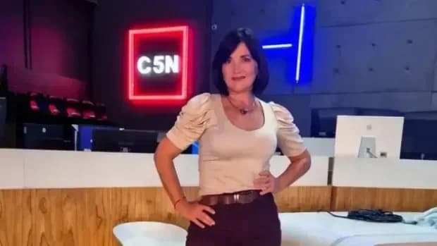 Quién es la cronista de C5N que se cayó al agua en Corrientes