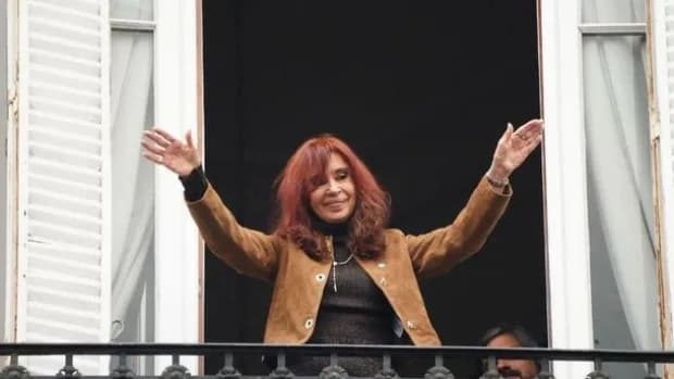 Cristina Kirchner saludó a la militancia desde el balcón de San José 1111