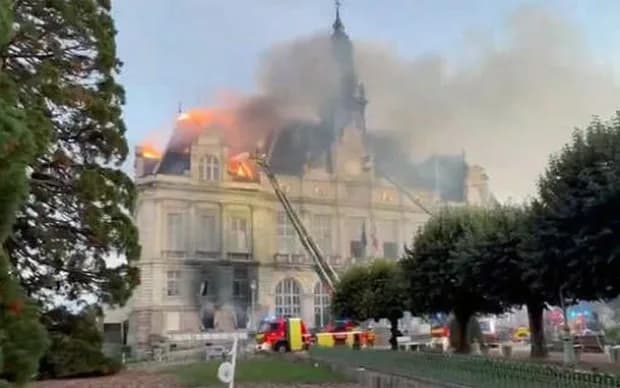 Se extienden las protestas en Francia: manifestantes destruyeron un histórico edificio
