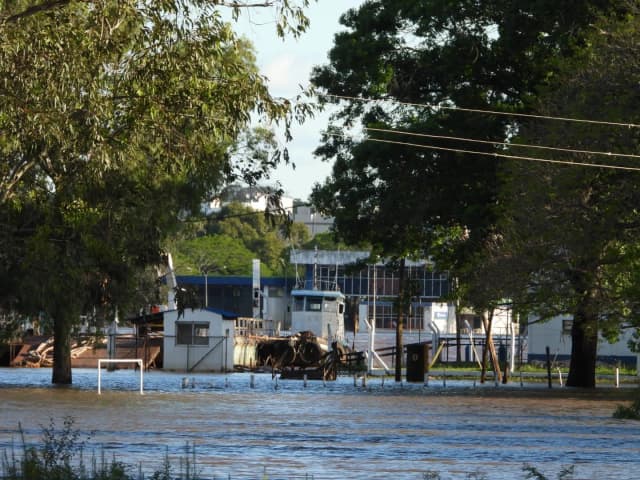 La crecida del río Uruguay inundó las plantas bajas de Aduana y Prefectura en Alvear