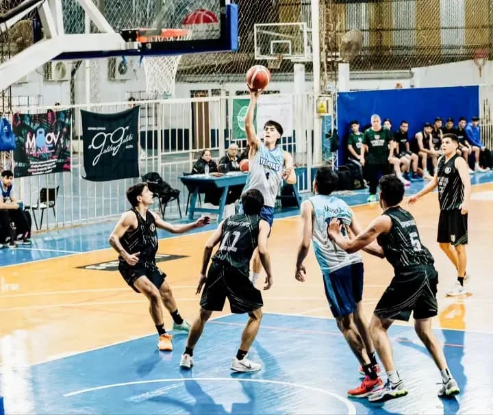 Se acabó el invicto en el torneo  de los líderes Regatas y Córdoba