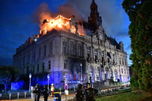 Francia: protestantes incendiaron el edificio del histórico Ayuntamiento de Limoges