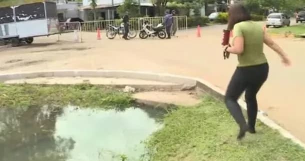 En medio de las inundaciones en Corrientes, una cronista cayó al agua