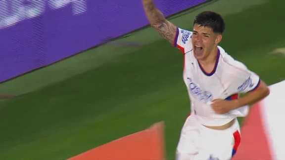 ¡La colgó en el ángulo! Golazo agónico de Gulli para el 2 a 1 de San Lorenzo