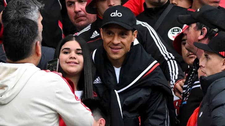 ¡Un hincha más! Enzo Pérez en la tribuna de River en el Kempes