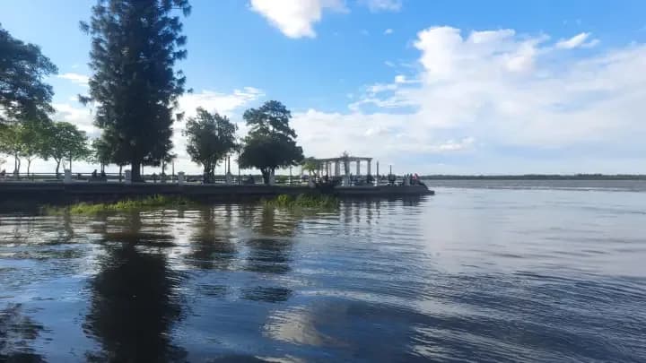 El río Paraná llegó a los 7,06 metros en Corrientes y activaron la etapa de evacuación